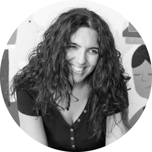 Retrato en blanco y negro de Patricia Terino, sonriendo